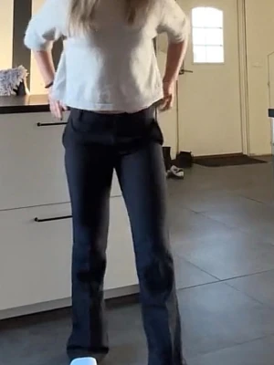 Svarta bik bok kostymbyxor  - Snygga svarta kostymbyxor med rak passform och pressveck. Byxorna är lågmidjade och diskreta fickor bak. Perfekta för en stilren och clean look. Dem är extremt bekväma 💕om frågor eller fler bilder önskas är de bara att höra av sig💕