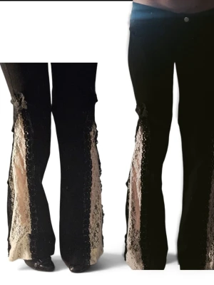 Sugár Low Rise Handmade Lace Flare Jeans - Unika jeans, helt handgjorda och sydda från grunden av mig. Skapade med fokus på passform, siluett och detaljer.   Material: • 64% bomull (cotton) • 29% polyester • 5% lyocell • 2% elastan Stretchigt material för en bekväm passform. Tvättråd: Rekommenderas att tvättas i 30°C.  Mått visas på sista bilden. Tänk på att det kan skiljas beroende hur man mäter. Mått har tagits enbards ligandes