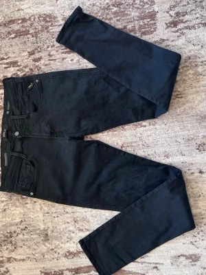 Svarta slim fit jeans - Säljer ett par svarta slim fit vintage replay jeans. Materialet är stretchigt denim för extra komfort.       Minimalt slitage på stygnen mellan benen och på lapparna. Modell: Anbass