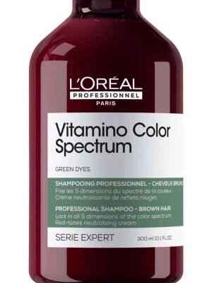 L'Oréal Vitamino Color Spectrum shampoo - En matsked använd innan jag insåg att jag köpt fel. Vitamino Color Spectrum shampoo från L'Oréal Professionnel är ett professionellt schampo för brunt hår. Innehåller gröna färgpigment som neutraliserar röda toner och ger näring, styrka och glans. Flaskans färg är mörkröd och materialet är plast. Volym: 300 ml. 