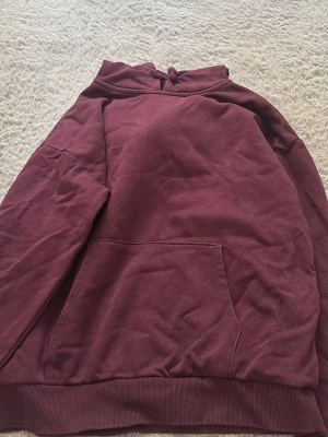 vinröd hoodie❤️ - säljer min vinröda hoodie eftersom att jag inte har någon användning av den längre. har använt den fåtal gånger. ❣️