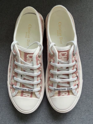 Dam sneakers - Köpte dessa här på plick men de va tyvärr förstora så skulle vilja byta mot antingen 36 eller 35, behöver inte vara rosa. Eventuellt sälja mot rimligt pris