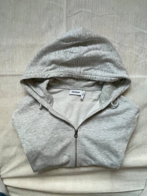 Ljusgrå zip hoodie Weekday | XS - Ljusgrå snygg ziphoodie från Weekday | Skick: Mycket bra | Strl: XS | Hör av dig vid funderingar⁉️ 