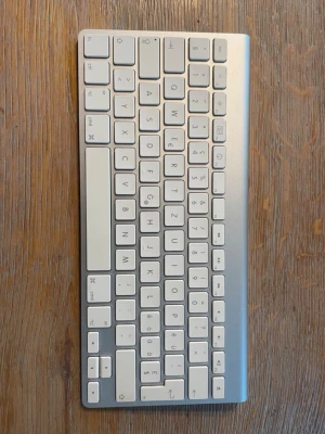 Apple Magic Keyboard – Wireless, Battery Operated - Apple Magic Keyboard with a precise and comfortable typing experience. Wireless and easy to use, with long-lasting battery life.  Condition: Gently used and in very good condition, with only minimal signs of use.  * Apple Magic Keyboard * Wireless * Model: A1225 * Comfortable and precise typing * Long battery life * Well cared for  You can also find an Apple Magic Wireless Mouse on my page. Bundle offer: Buy the keyboard and mouse together and I’ll offer you a discount. New price around 1400 SEK