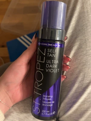 St. Tropez Ultra Dark Violet Bronzer - St. Tropez Self Tan Ultra Dark Violet är en bronzing mousse i en snygg lila och svart flaska. Moussen ger en djup, olivtonad solbrun färg och kommer i en praktisk pumpflaska på 200 ml. Perfekt för dig som vill ha en intensiv och naturlig bränna.helt ny,  Nypris 500