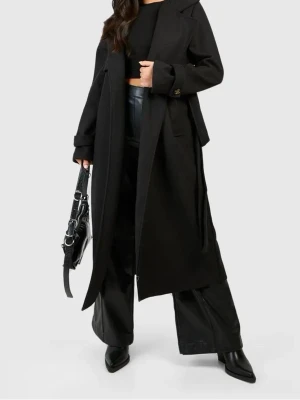Svart lång kappa med skärp - Stilren svart lång kappa med klassisk krage och knytskärp i midjan. Kappan har en rak passform och dolda fickor i sidorna. Perfekt för en trendig och minimalistisk look.