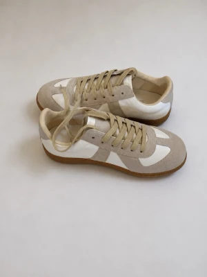 Beige Masion Margiela (44) - Tja! Säljer ett helt par nya Beige Masion Margiela storlek 44.                                                                        Helt fleck fria och har inga som helst skador.                     Priset kan diskuteras och jag skickar inom 24 Tim💨☺️