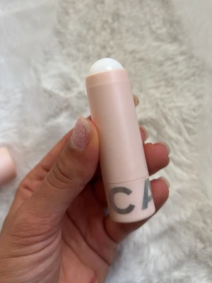 Blurring Stick No Focus primer - Säljer en Blurring Stick No Focus primer i stiftformat med ljusrosa hylsa och vit topp. Enkel att applicera direkt på huden för att jämna ut och sudda ut porer och fina linjer. Perfekt för en slät bas innan smink. Använd 1 gång.