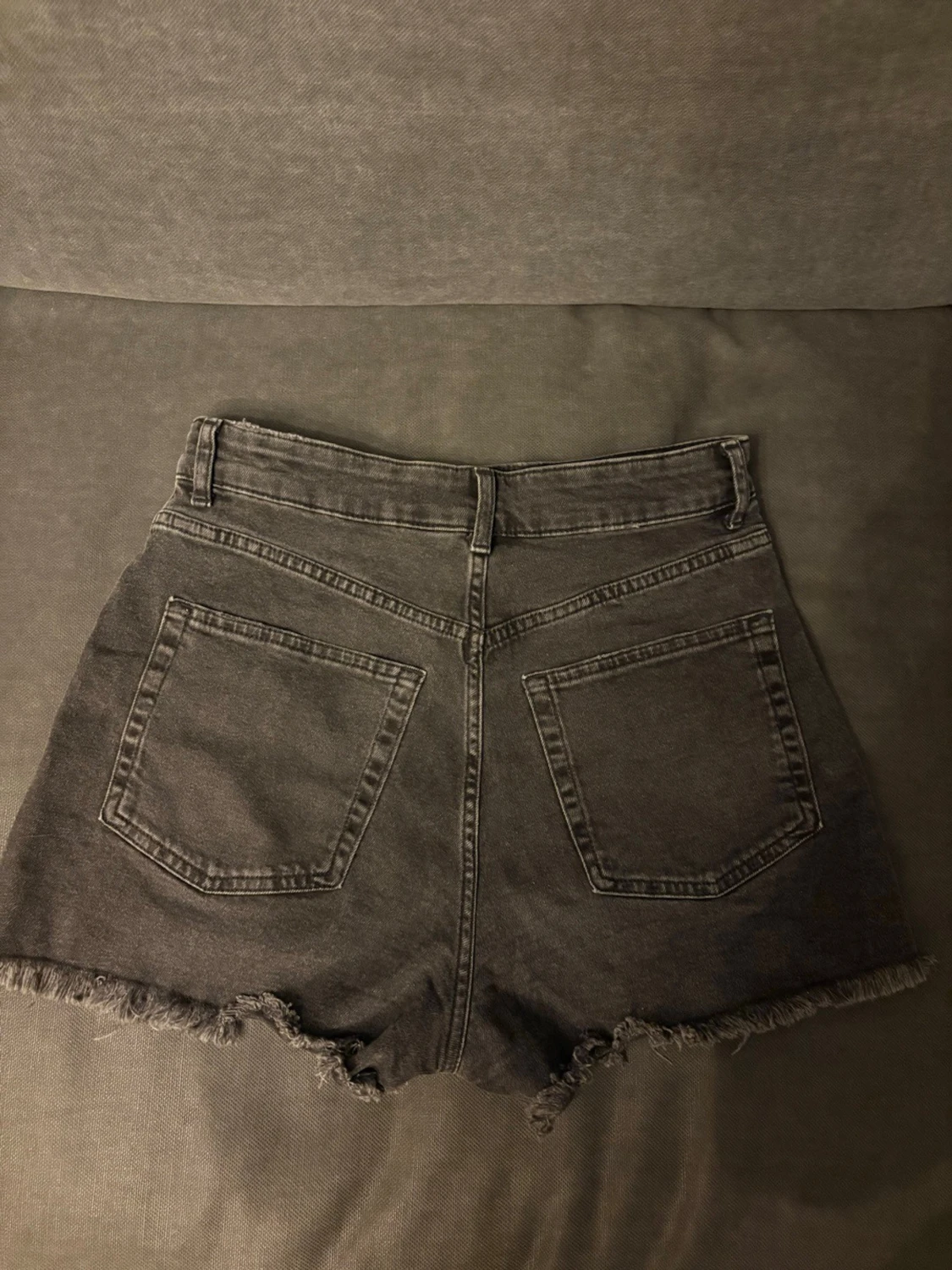 Högmidjade svarta jeansshorts - 1