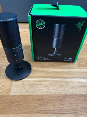 Razer Seiren X mic - Säljer en svart Razer Seiren X mic för pc allt ingår till och med original kabeln 