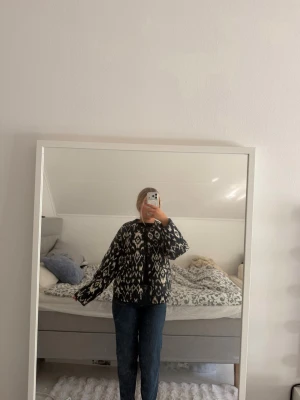 Svartvit mönstrad höst jacka  - Säljer en svartvit jacka med ett iögonfallande mönster. Jackan har knappar framtill och är långärmad med en loose passform. Perfekt för dig som vill ha en unik och trendig look.