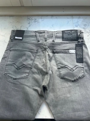 Replay Anbass Jeans - Replay Anbass Jeans Model: Anbass Färg: Grå Storlek: w30 l34 Skick: 10/10, aldrig använda, med prislapp Modellen är 179cm lång och 65kg