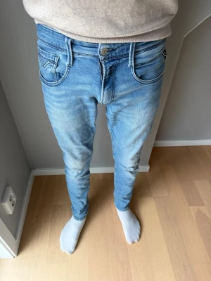 Replay Anbass, 29/30 - Replay Anbass i storlek 29/30 men skulle säga att de är något mindre i midjan. Fin tvätt samt i fint skick. Modellen är 180cm😃 //VIO Closet
