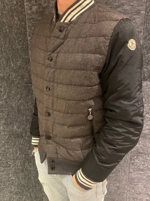 Moncler jacka  - Moncler jacka. Modell 185cm
