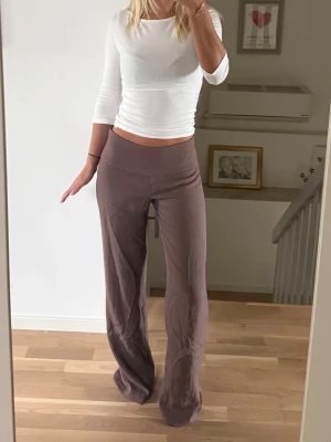 Bruna vida linnebyxor - Säljer ett par bruna linnebyxor med hög midja och vida ben. Byxorna har en enkel, stilren design utan synliga fickor eller detaljer. Perfekta för en avslappnad och trendig look. Materialet är lätt och luftigt linne som ger en skön känsla. Den tjocka höga kanten ger en stilren look. 