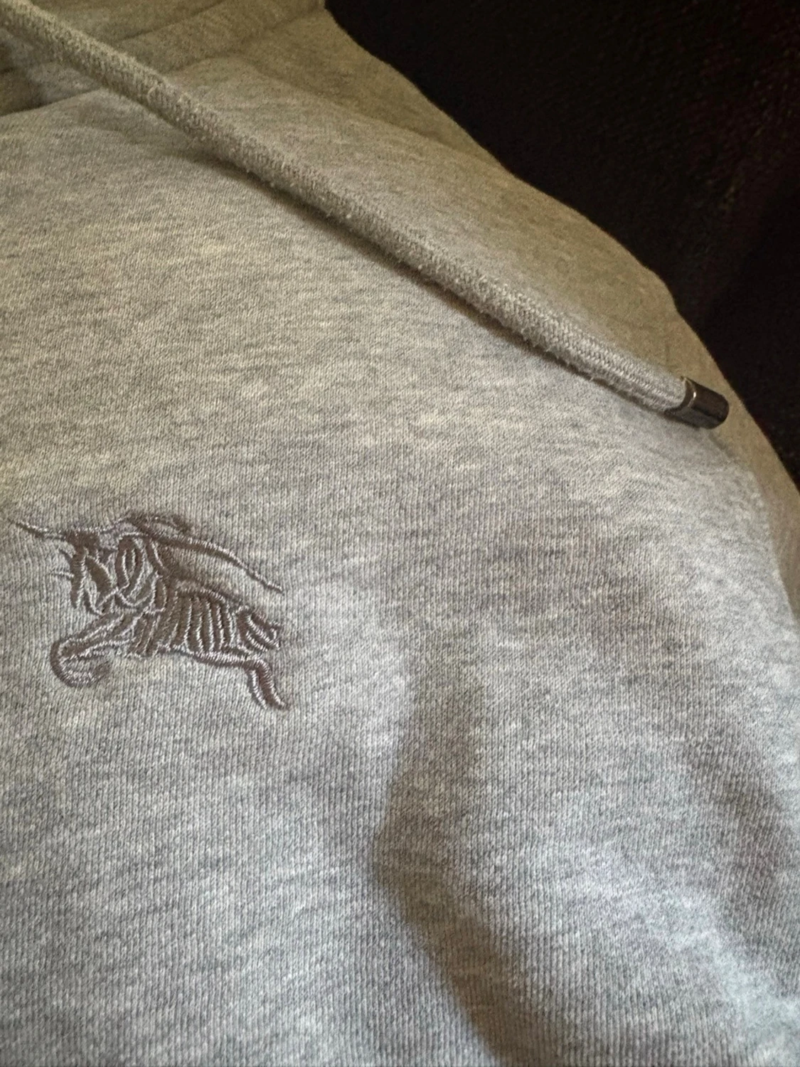 Grå hoodie med dragkedja och mönstrad huva - 1