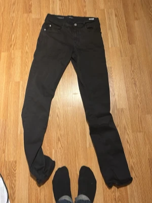 Svarta jeans - Säljer ett par svarta slim fit jeans med klassisk femficksdesign och knappgylf. Jeansen har raka ben och är tillverkade i ett stretchigt material för extra komfort. Perfekta för dig som gillar en enkel och stilren look. Pris kan diskuteras 