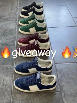 Färgglada sneakers i mocka - REGLER: 1. Likea denna post 2. Följ mig  på plick! 3. Giveawayen avslutas när jag har 500 följare lycka till!!🎉🎉