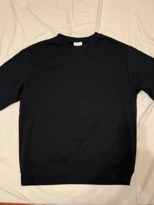 Svart sweatshirt från H&M Essentials - Svart sweatshirt från H&M No.5 Essentials. Relaxed fit och väldigt lätt att matcha. Bra skick.