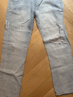 Sjukt snygga grå/blå jeans med slitningar  - Feta jeans med slitningar gråa storlek 30/30. Aldrig använda.
