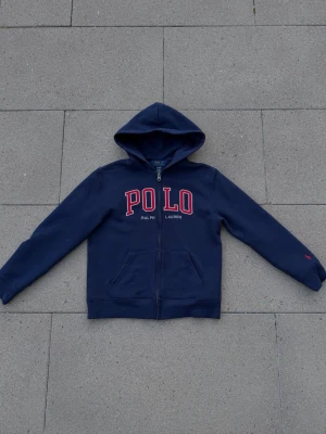 Ralph lauren zip hoodie - Säljer en Ralph lauren zip hoodie! Den är i perfekt skick pga att den inte har används så mycket, skriv vid minsta fråga!