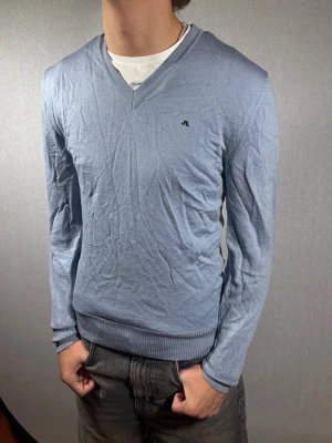 J. Lindeberg tröja S - Hej och välkommen till byTorén. Detta är en tröja från J.Lindeberg i storlek M men sitter som S. Modell på bild är ca 182, 67kg. Plagget är i bra skick utan några defekter. Tveka inte på att höra av dig, även om det skulle vara minsta lilla;)
