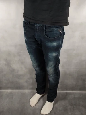 Replay Anbass - Replay Anbass Jeans • Storlek: 31/32 • Skick: 9/10 – fint skick, utan skavanker • Inkluderas: Endast jeansen • Nypris: Ca 2 000 kr • Passform: Modellen på bilden är 180 cm lång, väger 65 kg •