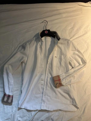 Burberry skjorta vit - Burberry skjorta, äkta i storlek M. Den snyggaste skjortan enligt mig men har tyvär växt ur den. Nypris ca 5500kr. Storlek M men passar även S och L