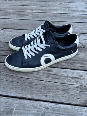 Oliver Cabell Low 1 Oxford sneakers  - Säljer ett par Oliver Cabell Low 1 sneakers i Oxford-färg. Inga defekter på skorna men man kan se att de är lite använda. Perfekt för dig som vill ha ett par stilrena skor som passar till alla olika tillfällen! Runt 3000 nypris. 