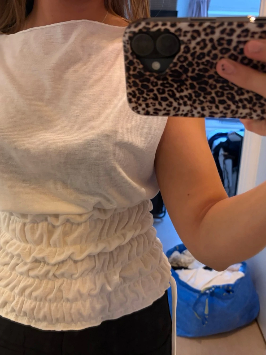 Vit ärmlös topp med rynkdetaljer