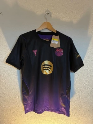 FC Barcelona borta tröja, - FC Barcelona borta tröja, finns i både storlek S och M. Helt ny med tagg kvar 