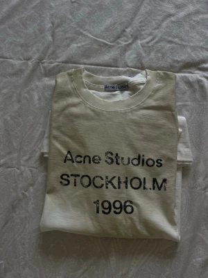 Vit Acne Studios t-shirt - vit t-shirt från Acne Studios.