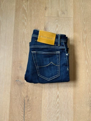 Mörkblå skinny jeans från Jacob Cohën - Snygga mörkblå jeans från Jacob Cohën kollektion 2024. Storlek w31 men jag har skräddarsytt längden så den sitter som en w31 L30 otroligt bra skick perfekt för dig som är runt 180 för små för mig nu.