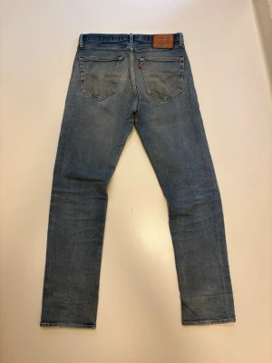 Vintage Levis jeans - Blåa vintage Levis jeans ||  Modell 501 ”93” ||  Mycket bra skick ||  Storlek W32 L34 ||  Midja 41cm  Längd 111cm  Innerben längd 86cm  Lårvidd 30cm  Benöppning 20cm  Skriv vid minsta fråga eller fundering🤝