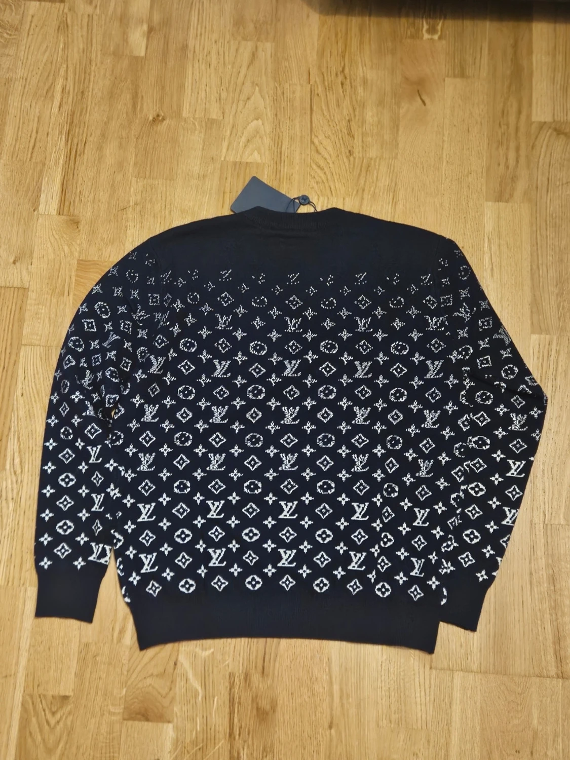 Mörkblå stickad tröja med monogram - 1
