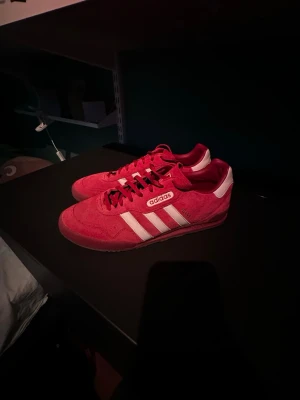 Adias sneakers- modell ”Jeans” - Ett par riktigt coola och fräscha skor i jättefint skick från adidas, modell jeans🤩. Nästan i nyskick utan defekter. Riktigt sköna också. Storlek 43 1/3. Tveka inte på att skicka prisförslag och frågor!😀