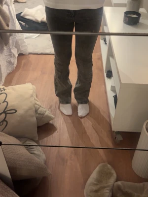 Grå raka jeans med hög midja - Lite stretchigt jeans material så väldigt sköna att ha på sig💕