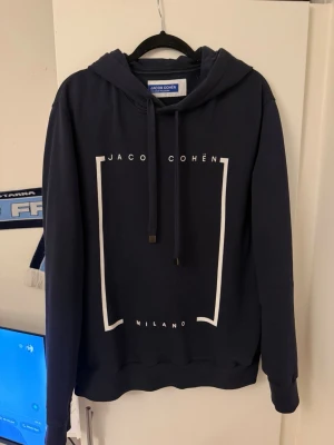 Jacob Cohën hoodie  - Snygg sällsynt Hoodie från Jacob Cohën som ej säljs längre! Använd fåtal gånger, inga defekter!                             Hör av er vid frågor!