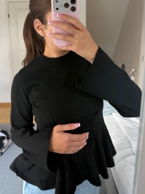 Plum topp - Jättefin svart klassisk topp från gina tricot