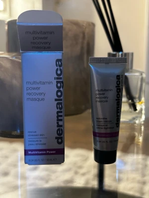 Dermalogica multivitamin recovery mask - Multivitamin Power Recovery Masque från Dermalogica i en liten tub på 10 ml. Förpackningen är silverfärgad med lila och svart text. Masken är framtagen för att återställa och vårda stressad hud. Helt oanvänd