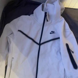 Vit nike tech fleece - Säljer en vit Nike tech fleece som passar S, kan vara nån fläck