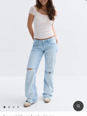 Jeans💖 - Så snygga jeans från gina! Det finns lite slitningar längs ner på jeansen, se bilder, men inget som syns när dom används!💖