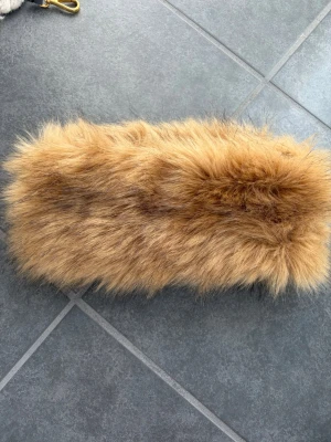 Ljusbrun fluffig pälsmössa - Super snyggt fluffigt pannband! Skit snyggt på afterski eller för att hålla sig varm i vinter💞