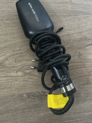 Björn Axén Tools värmeborste svart - Elektrisk värmeborste från Björn Axén Tools i svart plast med borsthuvud och sladd med EU-kontakt. Perfekt för att styla och räta ut håret snabbt och smidigt. Ergonomiskt handtag och modern design.