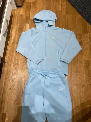 Nike nocta tracksuit - Säljer en helt ny nike nocta tracksuit säljer för att den inte passade mig. Byxorna är S och koftan är M dom är för små för mig