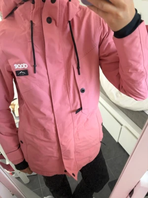 Skidjacka från dope - Jätte snygg rosa fodrad skidjacka från dope i jättebra skick😍 den har flera fickor, snölås och muddar vid händerna