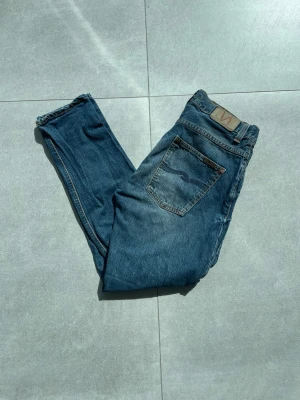 Nudie jeans  - Tja! Snygga blåa jeans med fades ifrån nudie! Skick 9/10 | storlek 30/30 | snygga fades |  märke nudie | snygga jeans som passar utmärkt till allt speciellt nu till skolan och hösten! Hör av er vid mer frågor eller funderingar🕺mvh Gradioso