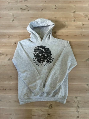 Grå hoodie med tryck SCNDI - Snygg grå hoodie från scndi