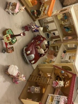 Sylvanian Families dockhus och figurer - Säljer ett stort set med Sylvanian Families dockhus, möbler, tillbehör och flera djurfigurer. de är 2 hus 1bageri och 1 köpcenter 