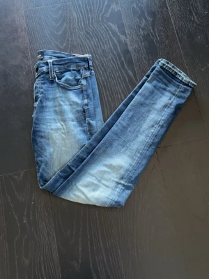 Jack & Jones jeans - Hej, säljer ett par Jack & Jones jeans i modell Glenn/slim. W30 L34. Hör av dig vid mer frågor!